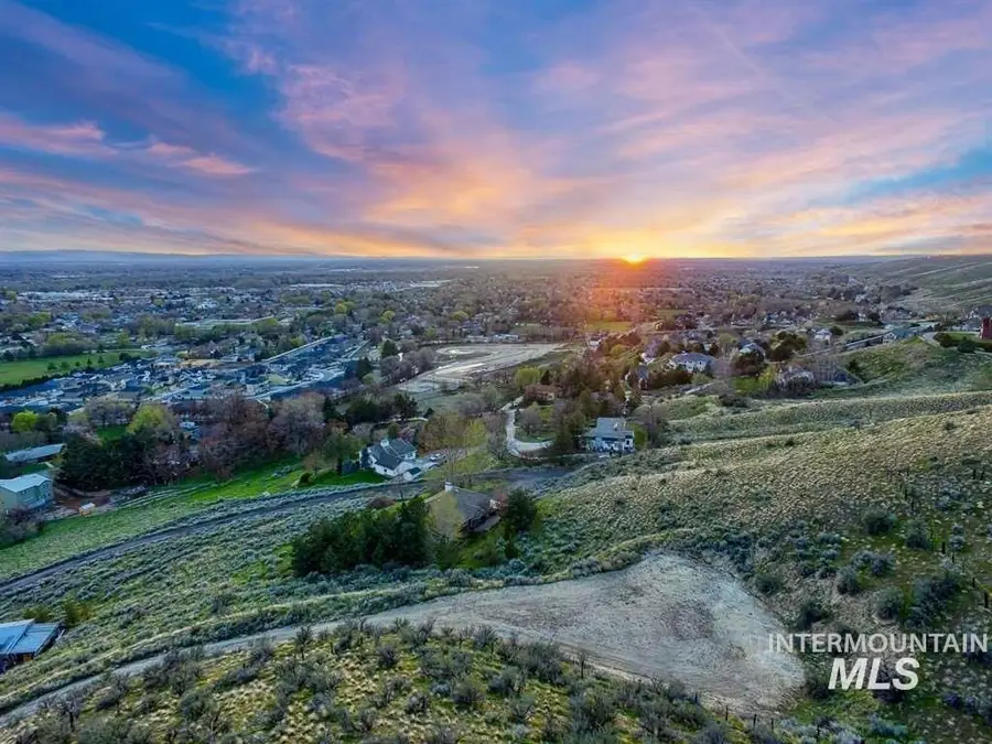 5912 W Hill Rd, Boise, ID 83703 - Image #2