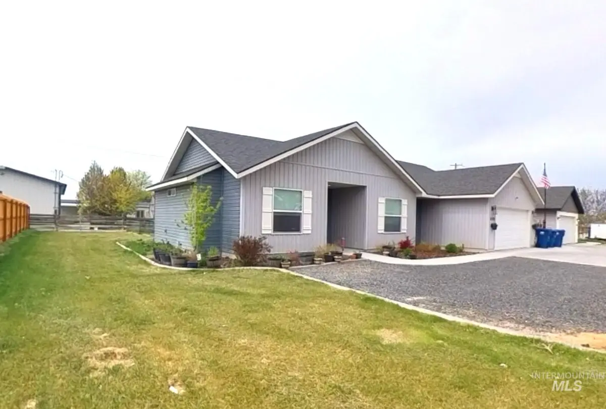 808 Adell Ave, Filer, ID 83328 - Image #1