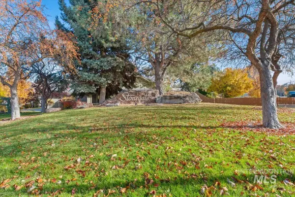 352 E Brookhollow Dr., Boise, ID 83706