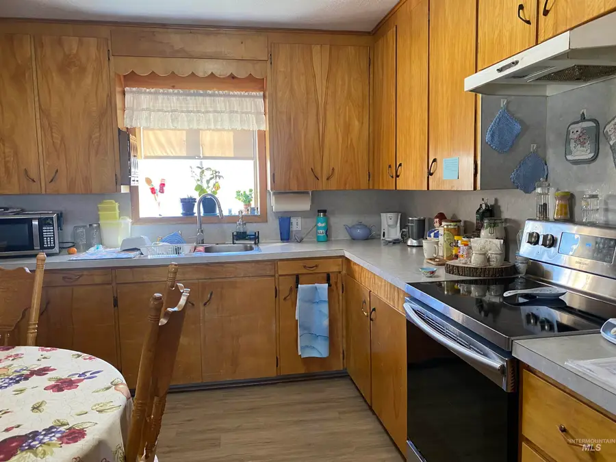 323 E Garfield Ave, Glenns Ferry, ID 83623 - Image #2