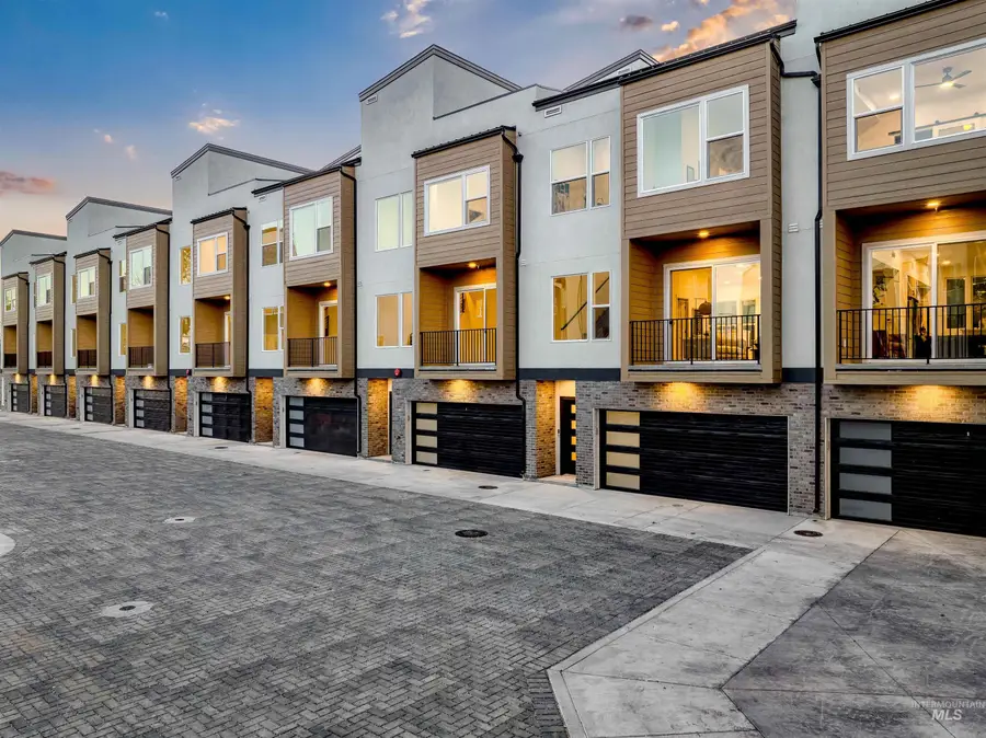 2044 S Mackinnon Ln, Boise, ID 83706 - Image #2