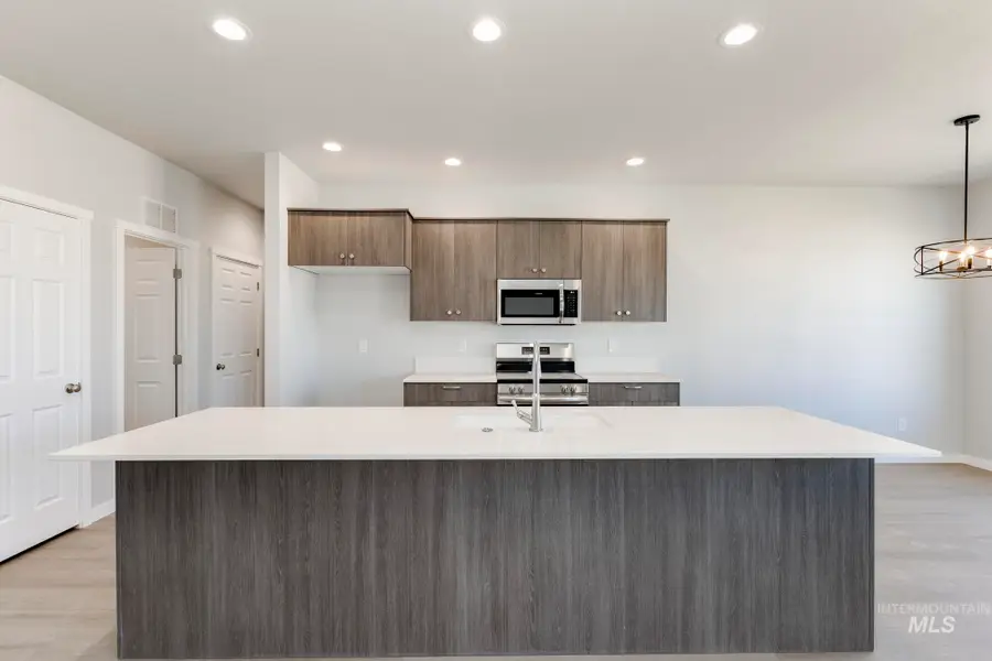 896 Strike Eagle St, Mountain Home, ID 83647 - Image #3