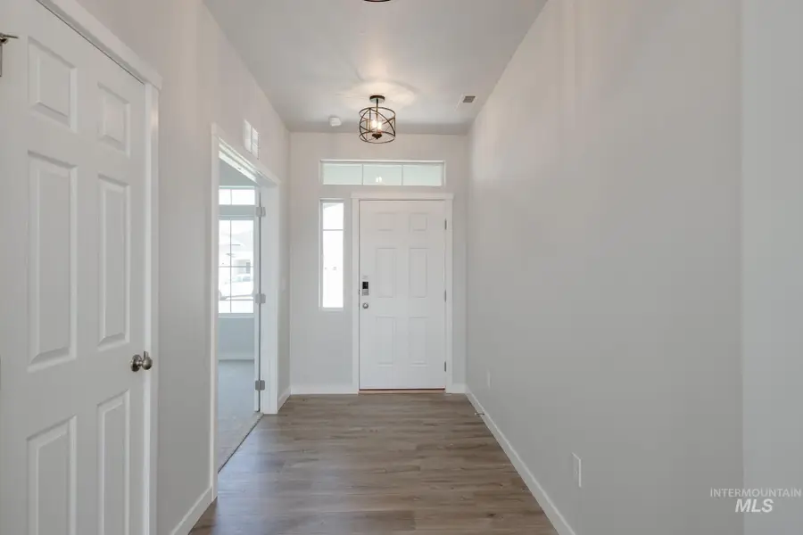 3823 E Jamestown Dr, Nampa, ID 83686 - Image #2