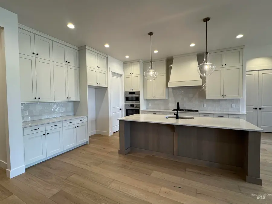 880 W Buroak Dr, Meridian, ID 83642 - Image #2