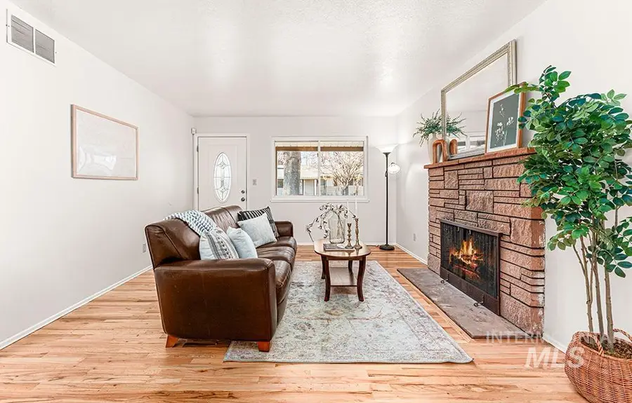 3418 N Red Oak Dr, Boise, ID 83703 - Image #2