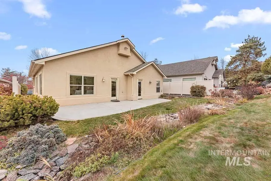 6584 N Antler Pl, Boise, ID 83703 - Image #3