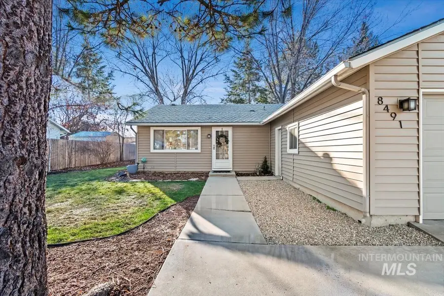 8491 W Holbrook Ct, Boise, ID 83704 - Image #2