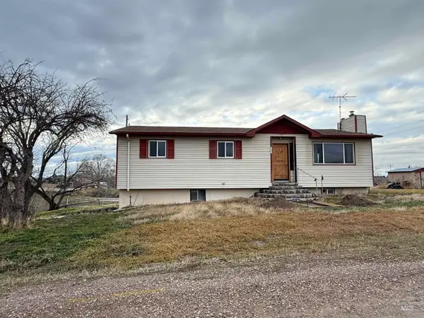 2932 S Arthur, American Falls, ID 83211