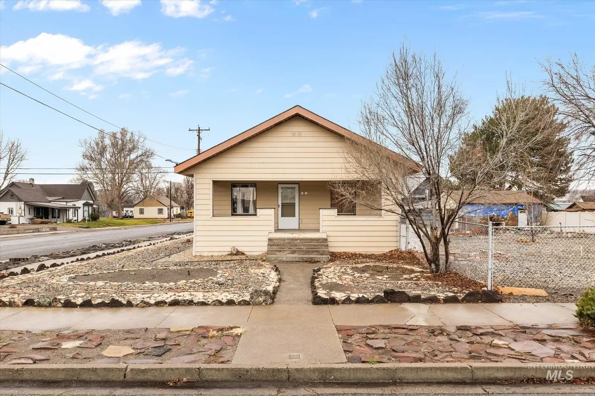 8 E Arthur Ave, Glenns Ferry, ID 83623 - Image #1