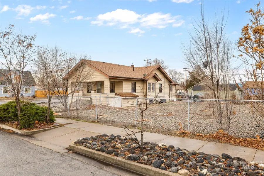 8 E Arthur Ave, Glenns Ferry, ID 83623 - Image #3