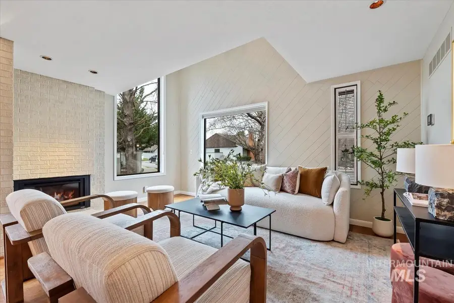 1003 E Strawberry Ln, Boise, ID 83712 - Image #2