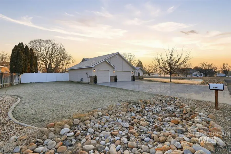 1108 N Autumn Wind Dr, Nampa, ID 83687 - Image #2