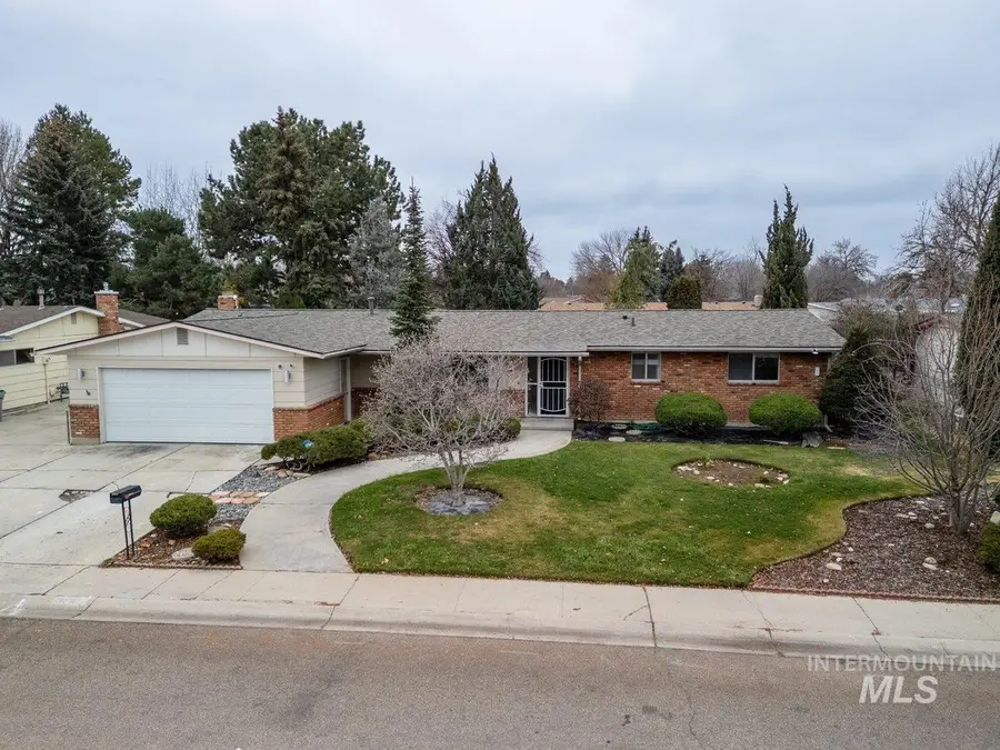 8341 W Bloomfield Dr, Boise, ID 83704 - Image #2