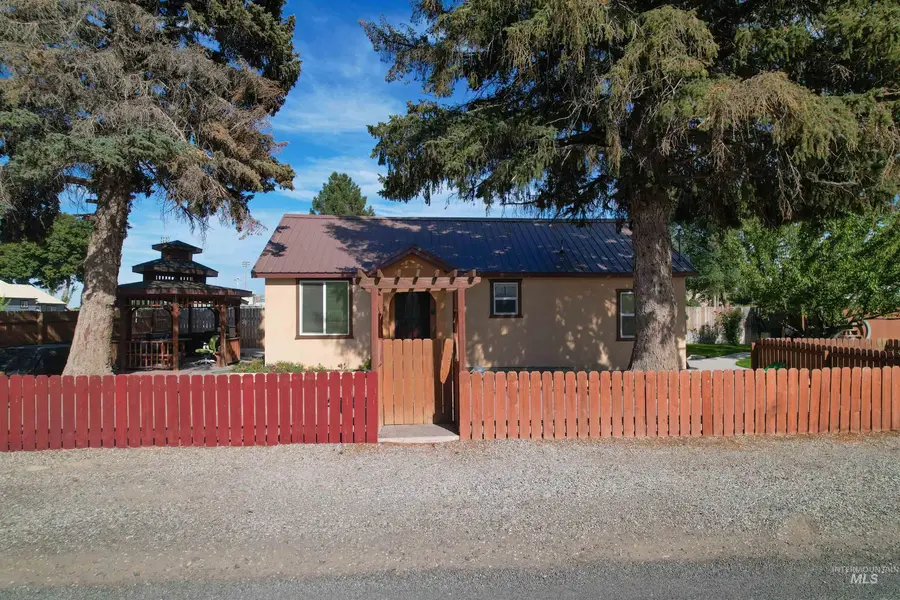 147 N Wendell St, Wendell, ID 83355 - #3