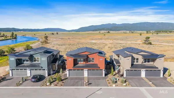 18 Ogden St, Cascade, ID 83611