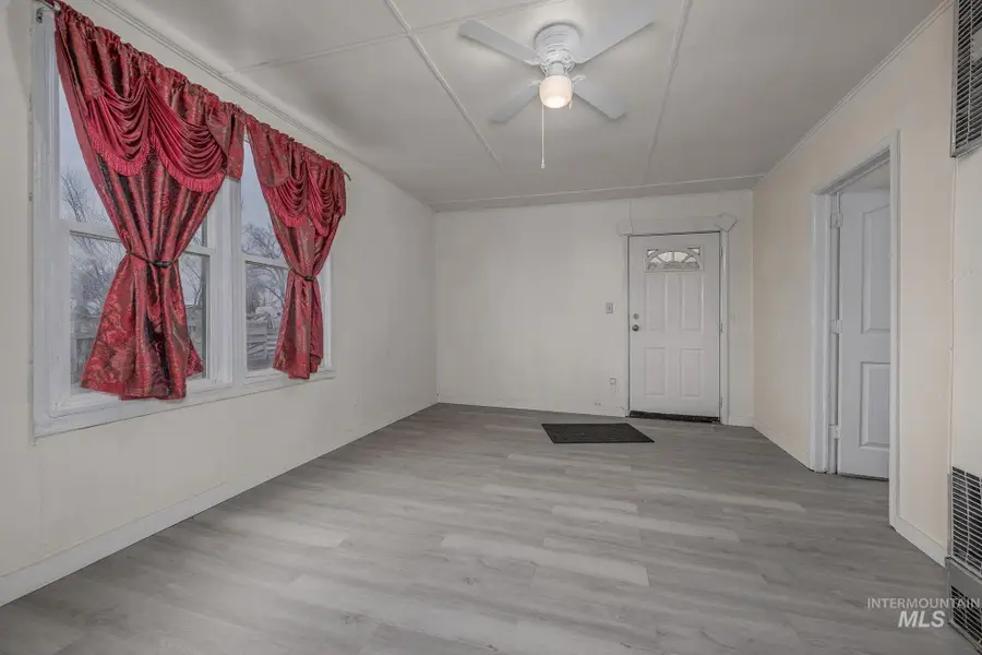 1569 Nw 9th St, Ontario, OR 97914 - #3