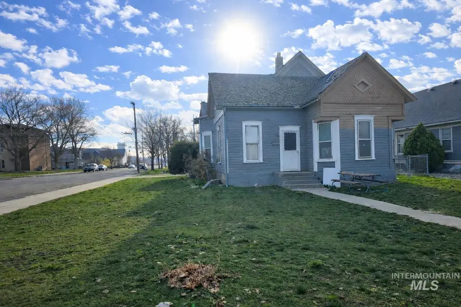 824 E Chicago St, Caldwell, ID 83605 - #3
