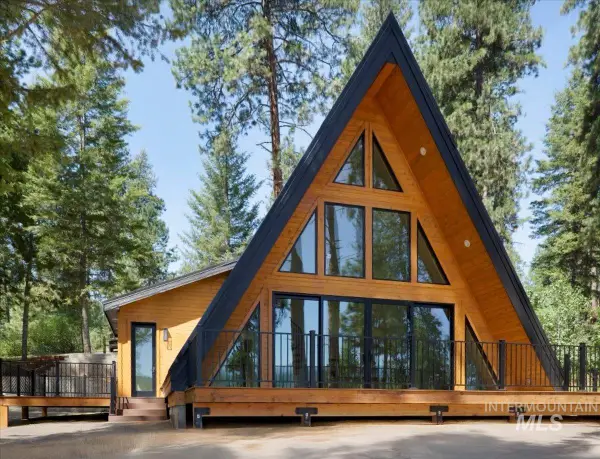 7 Moonglow Cir, Garden Valley, ID 83622