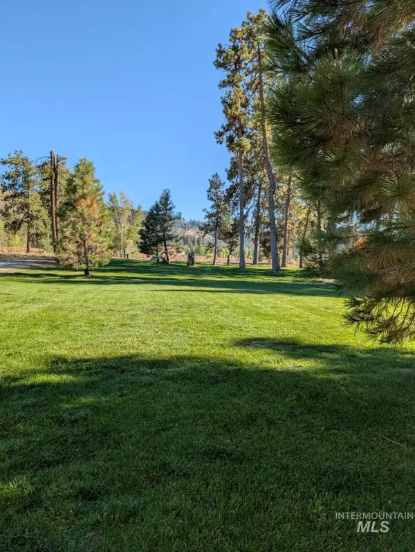 3897 N N Rawah Dr, Featherville, ID 83647