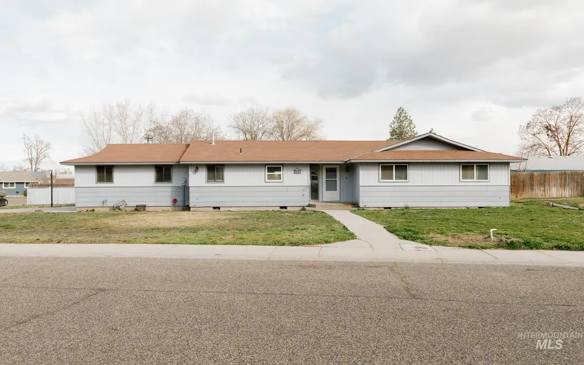 591 NW 11th St, Ontario, OR 97914 - #1