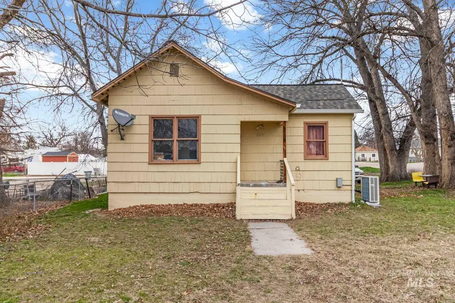 223 E Chicago St, Caldwell, ID 83605 - #3