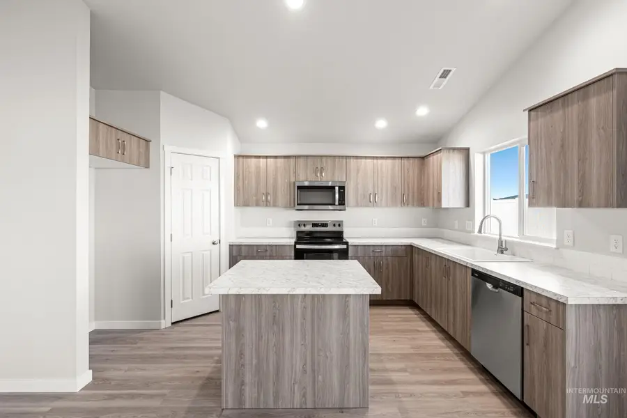 811 NE Trailridge St, Mountain Home, ID 83647 - #3