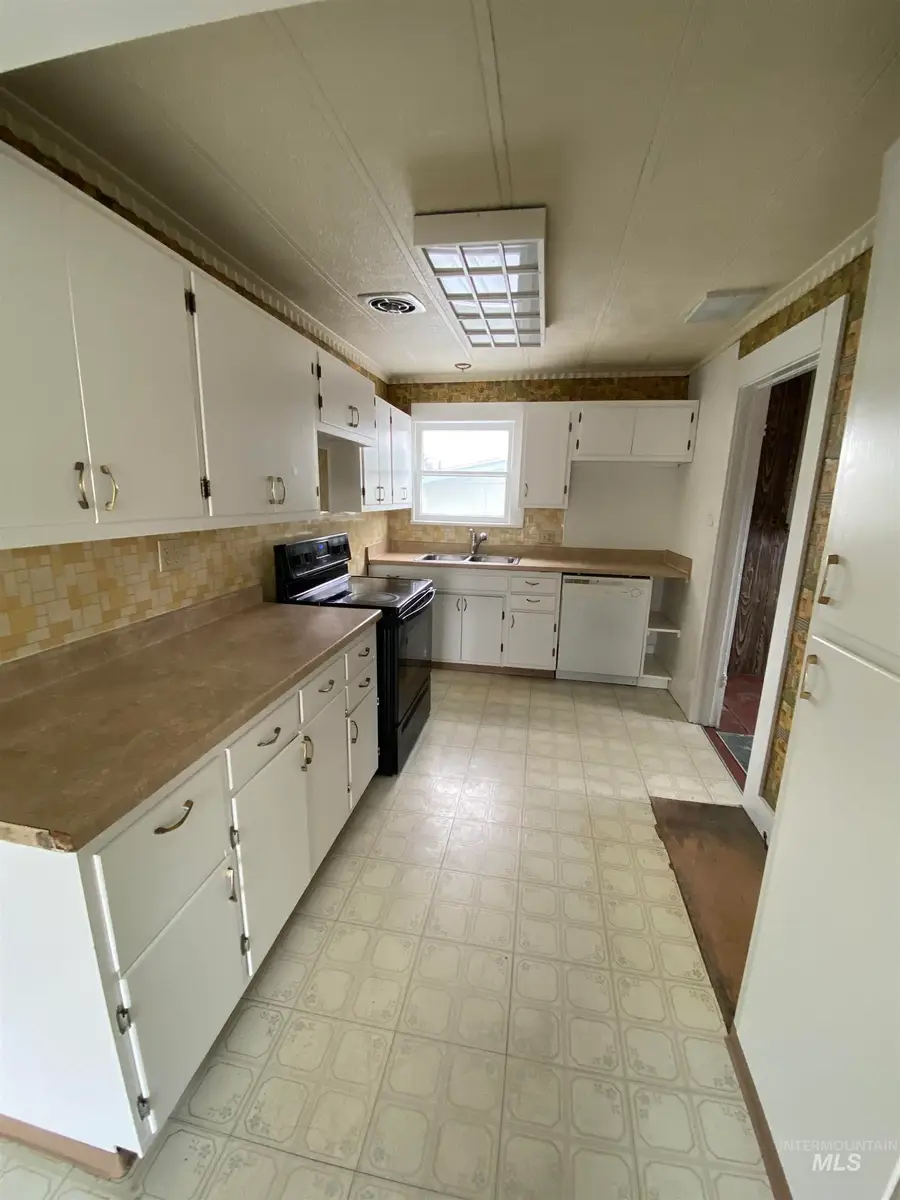 520 S 3rd Ave, Caldwell, ID 83605 - #3