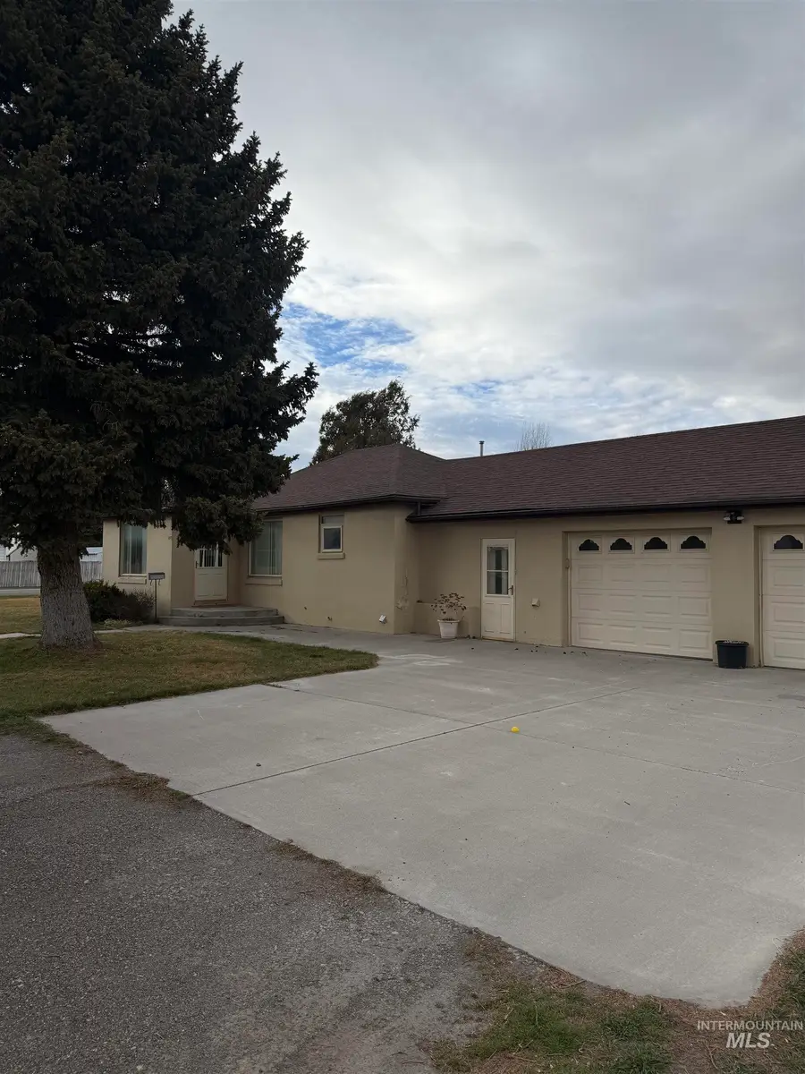 302 E 7th Street, Burley, ID 83318 - #2