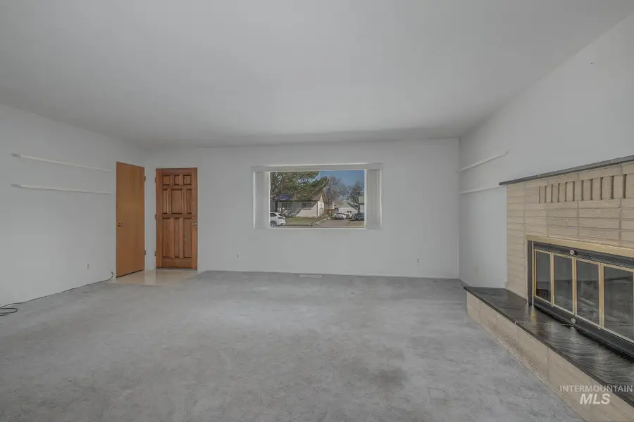 647 NW 3rd Street, Ontario, OR 97914 - #3