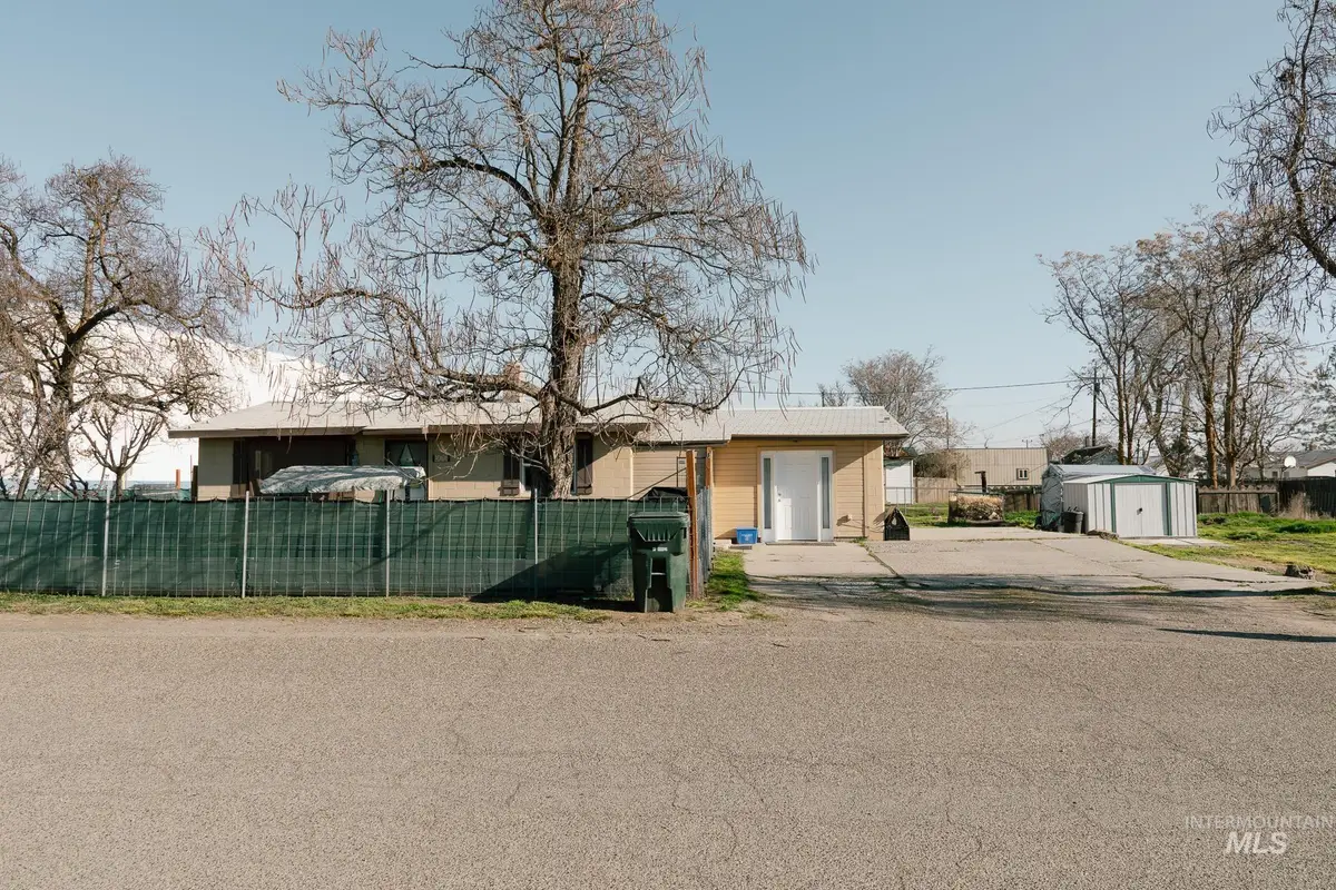 211 NE 3rd Ave, Ontario, OR 97914 - #1