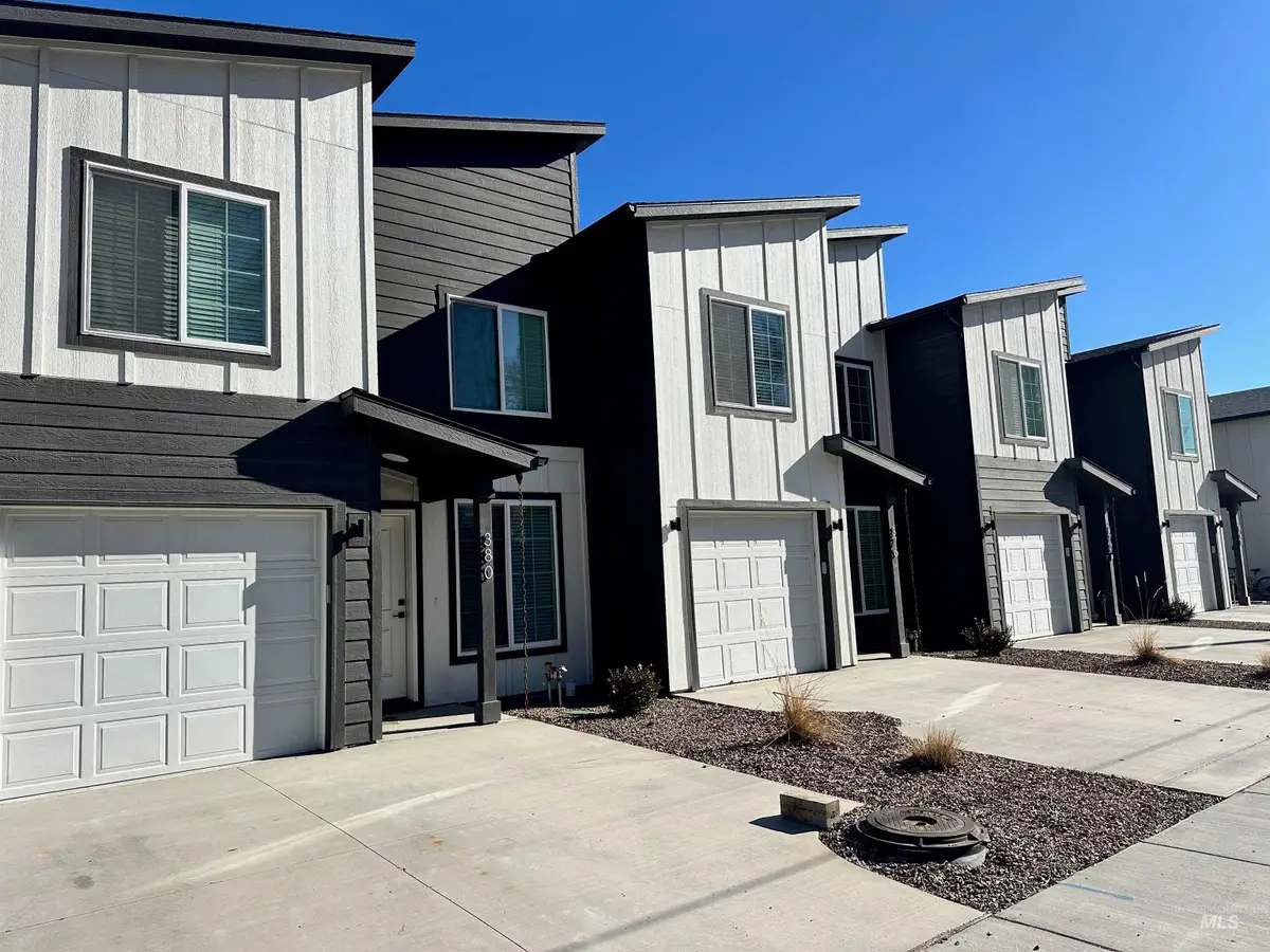 961 NW Foster Ave, Mountain Home, ID 83647 - #1