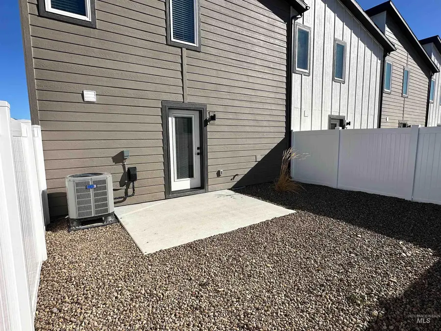 961 NW Foster Ave, Mountain Home, ID 83647 - #2