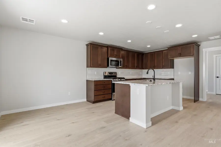1582 SW Silverstone Ave, Mountain Home, ID 83647 - #3