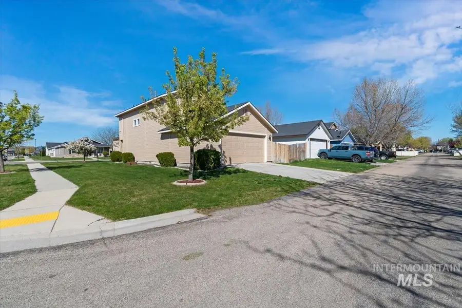 265 W Lava Falls St, Meridian, ID 83646 - #3