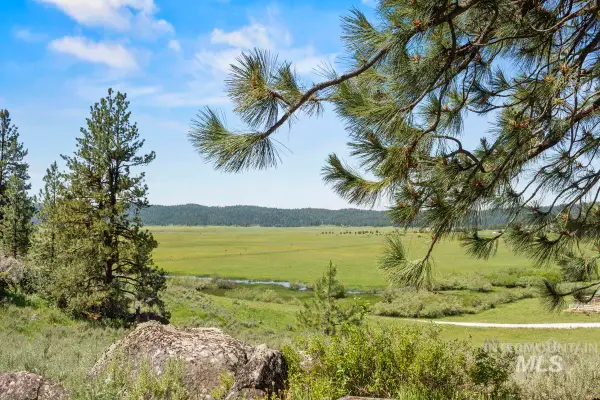 135 Lantern Way, High Valley, ID 83611