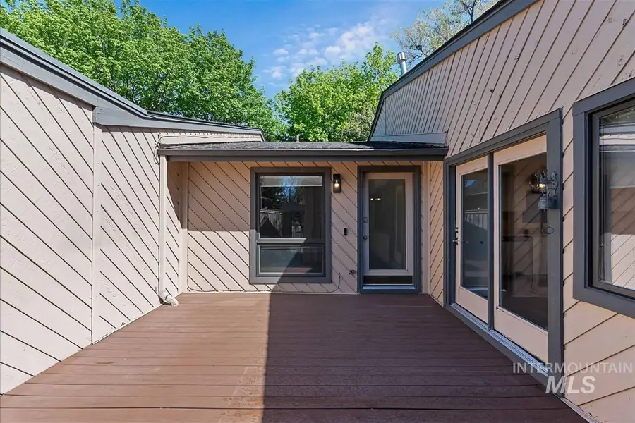 968 N Camelot Dr, Boise, ID 83704 - #3