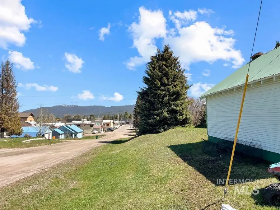 101 S Hillcrest Rd, Cascade, ID 83611 - #3