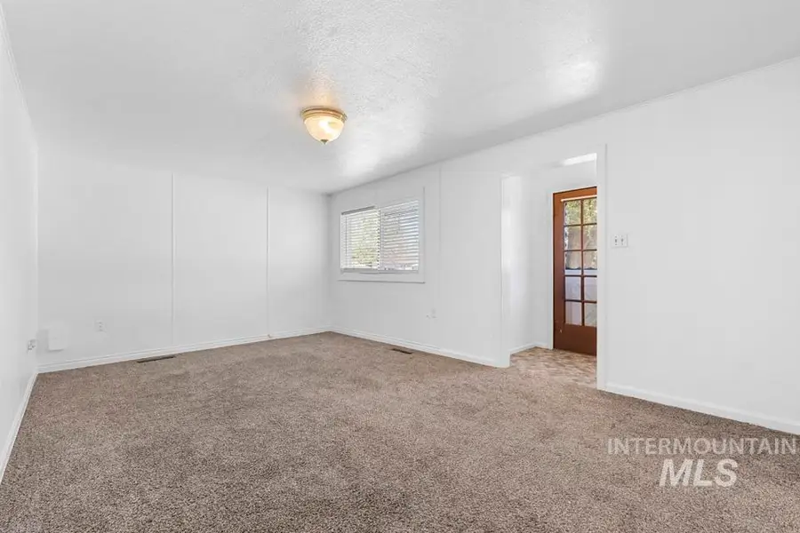 215 W Arizona Ave, Homedale, ID 83628 - #3