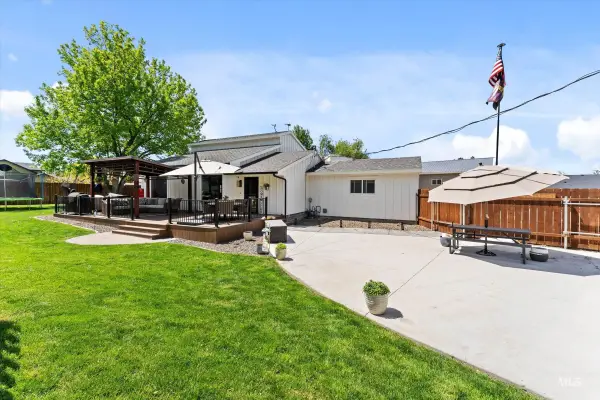 821 S Cove Ln, Nampa, ID 83686