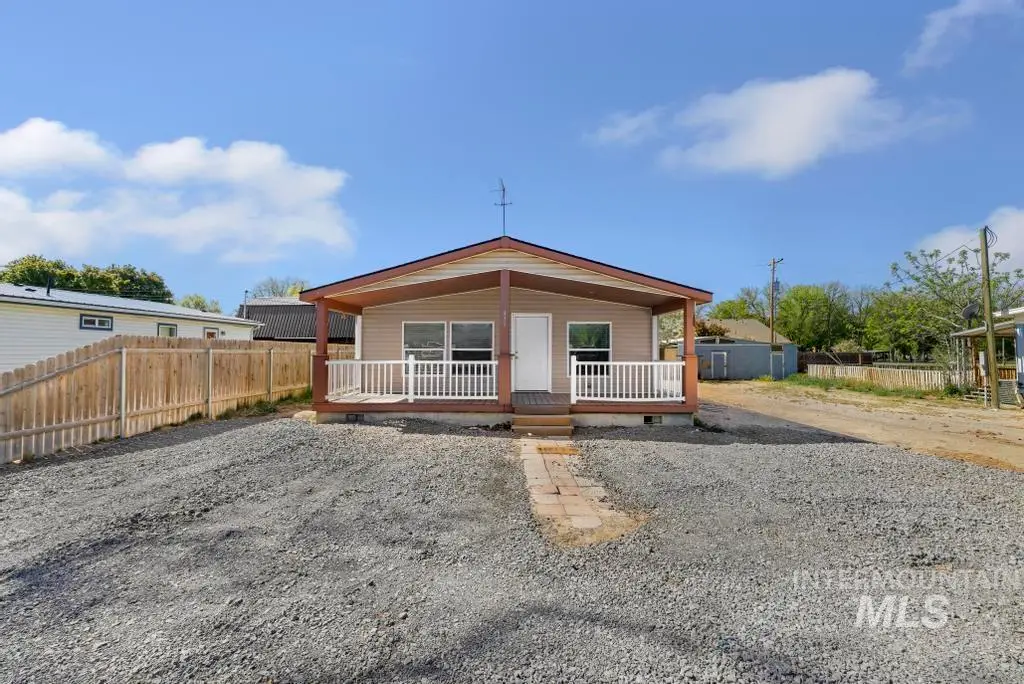 435 1st Ave E, Wendell, ID 83355 - #1