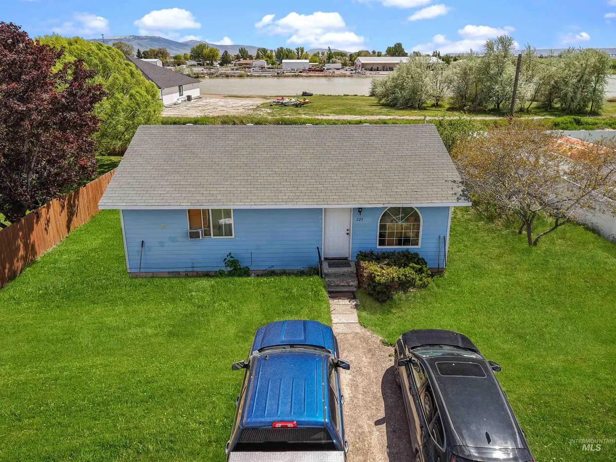 225 W Wayne St, Paul, ID 83347 - #1