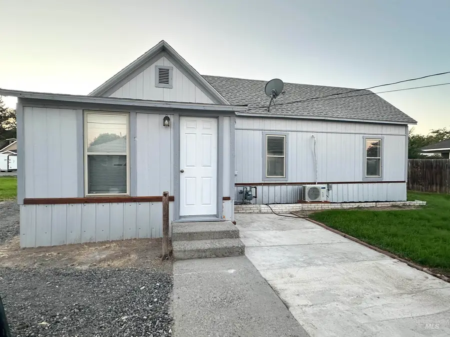 225 Oregon St, Gooding, ID 83330 - #3