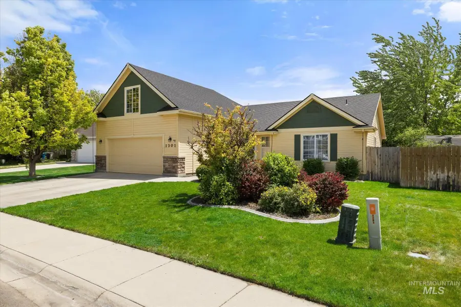 1301 W Hawk Ct, Nampa, ID 83651 - #3