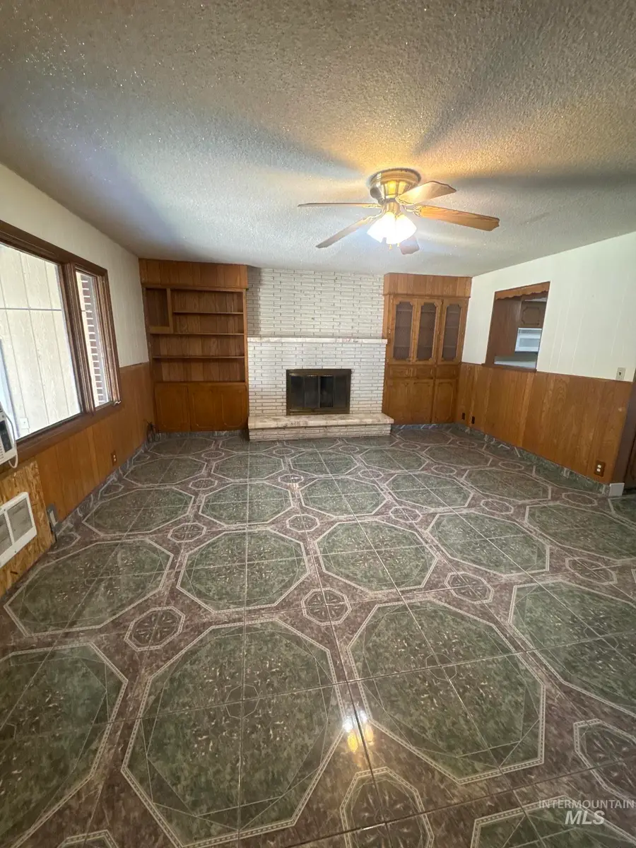 370 E 27th Street, Burley, ID 83318 - #2