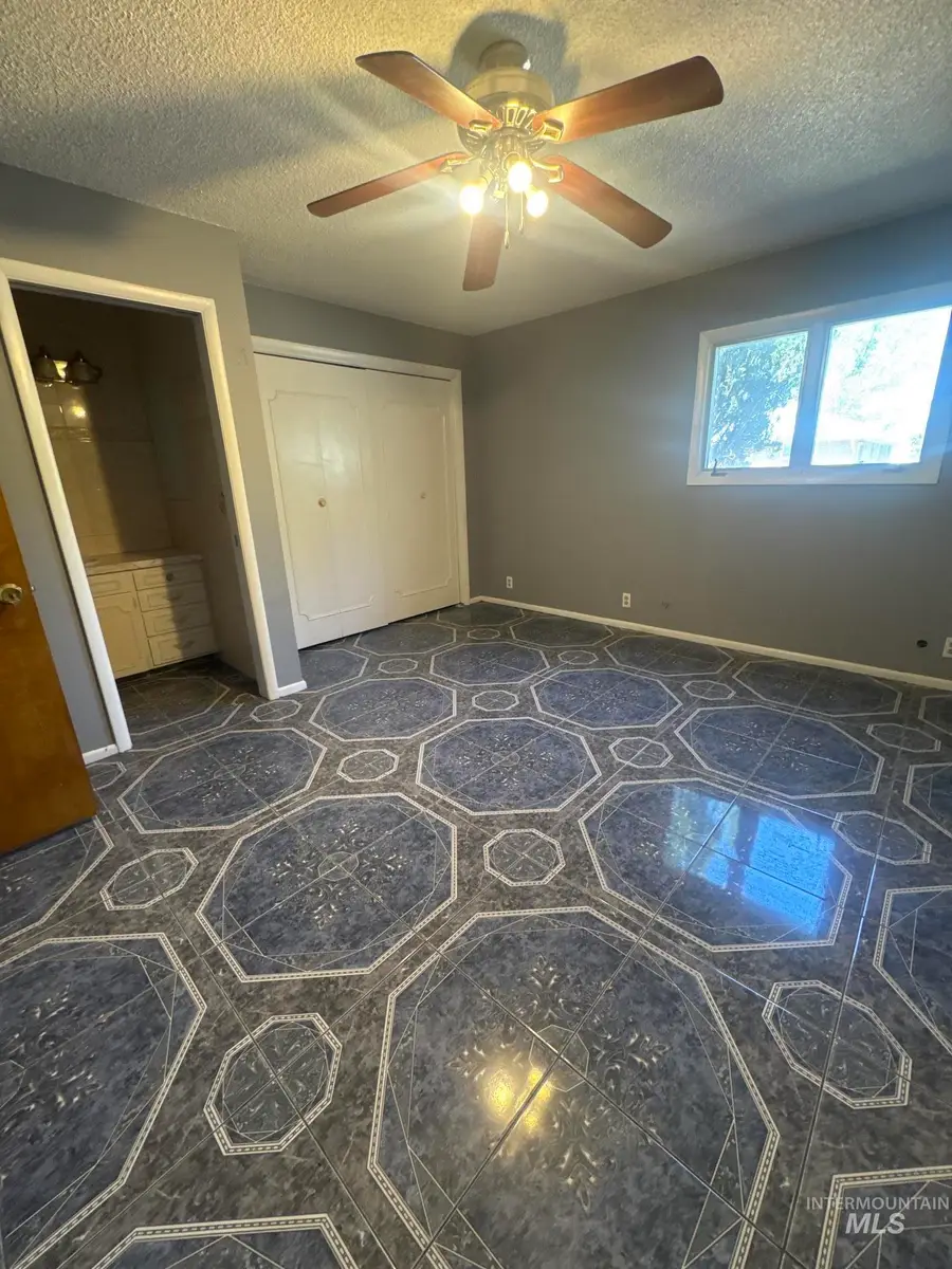 370 E 27th Street, Burley, ID 83318 - #3