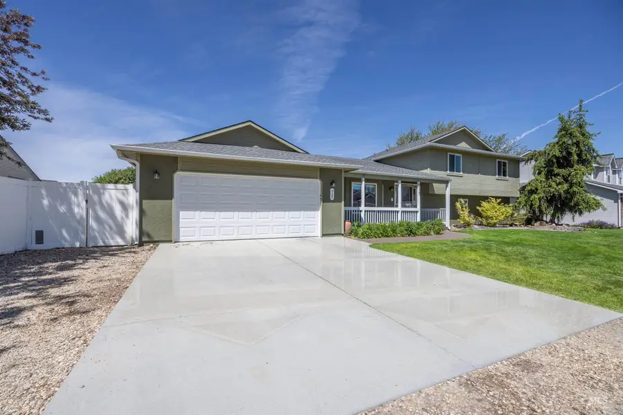 915 S Camas Street, Nampa, ID 83686 - #3