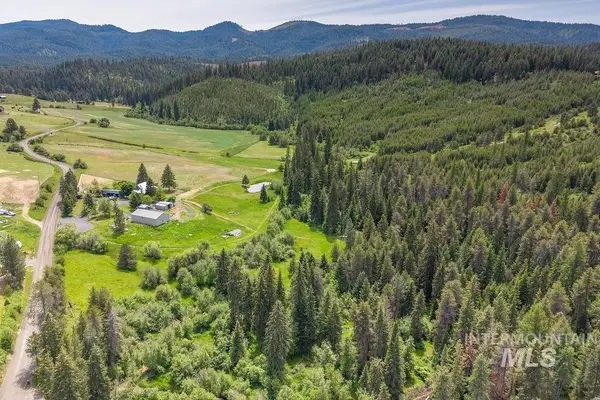 1035 Davis Road, Viola, ID 83872