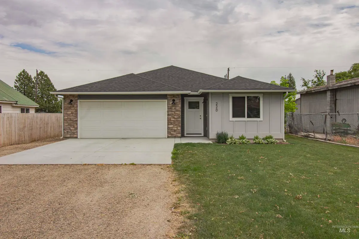 220 S Park Ave, New Plymouth, ID 83655 - #1