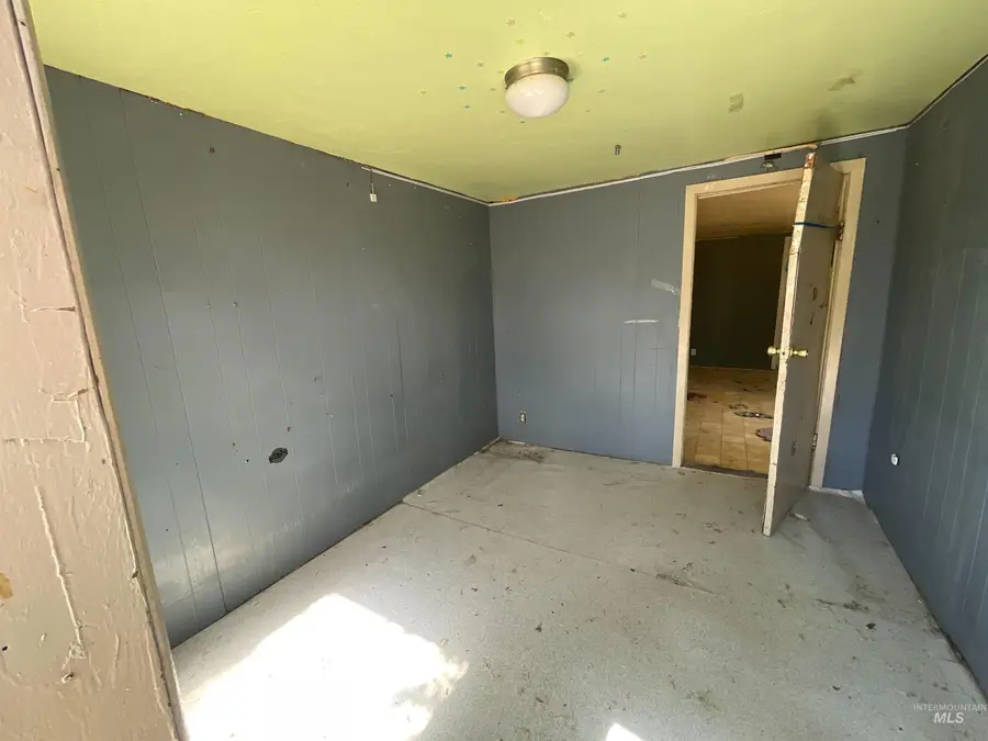 307 S 1st St, Parma, ID 83660 - #2