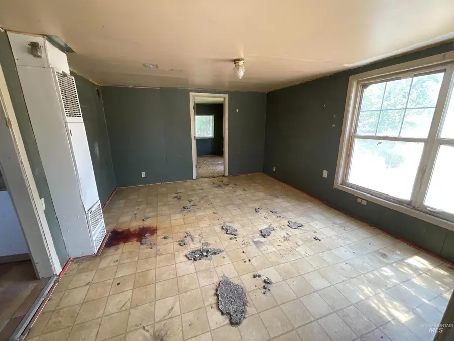 307 S 1st St, Parma, ID 83660 - #3